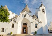 Alberobello: la chiesa di Sant'Antonio, a forma di trullo. Acquista questo poster