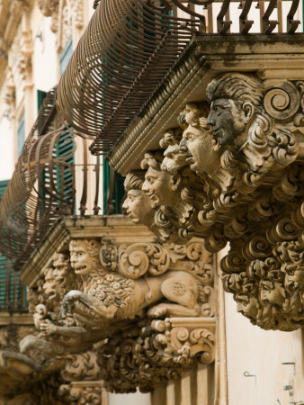 Particolare dell'edificio barocco Palazzo Villadorata, Palazzo Nicolaci, Noto, Sicilia Accquista questo poster